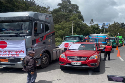 omerciantes y transportistas se reunieron en Rumichaca para manifestar contra los aranceles.