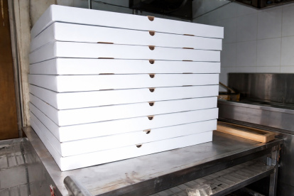 Cajas de pizza en la cocina de un establecimiento clausurado por Arcsa.