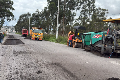 Trabajos de mantenimiento vial preventivo se ejecutan en cinco sectores de Calderón para mejorar la movilidad y seguridad vial.