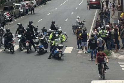 Agentes de la ATM fueron agredidos por conductores de motos eléctricas durante un operativo de control en el sur de Guayaquil.