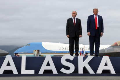 El presidente de los Estados Unidos, Donald Trump (d), y el presidente de Rusia, Vladimir Putin, antes de la reunión en Anchorage (Estados Unidos).