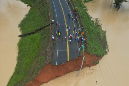 Un puente vehicular destruido este martes 3 de febrero de 2026, en zona rural de Necoclí (Colombia).