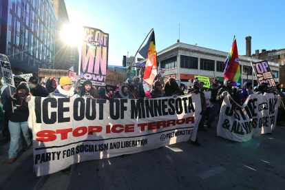 Personas sostienen carteles durante una marcha contra el Servicio de Inmigración y Control de Aduanas de Estados Unidos (ICE) en Mineápolis (EE.UU).