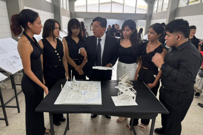 Los estudiantes de primer semestre y el docente Brick Reyes expusieron los proyectos.