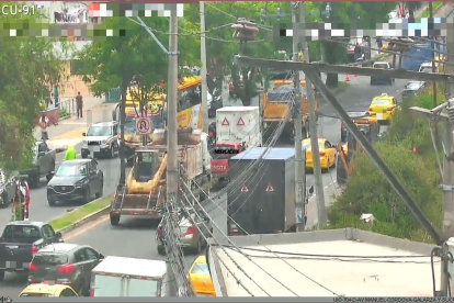 El siniestro de tránsito involucró a un bus de transporte público y a tres autos pequeños.
