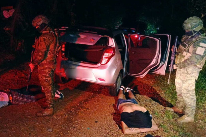 Los militares detuvieron a tres sospechosos en Puerto Quito, luego de una persecución que terminó en volcamiento.