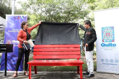 La primera Banca Roja fue instalada en la Plaza Gabriela Mistral, como símbolo de memoria y prevención contra el femicidio y transfemicidio en Quito.
