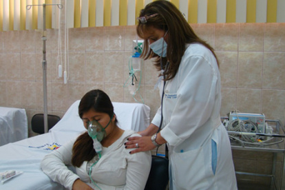 Pacientes oncológicos esperan diagnósticos y tratamientos continuos en medio de retrasos y brechas del sistema de salud en Ecuador.