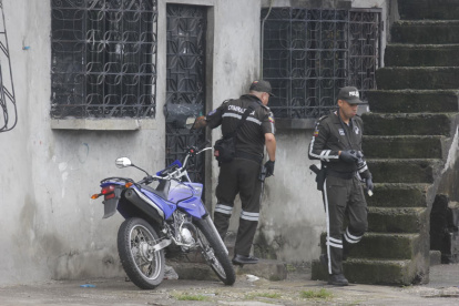 Policía recoge evidencias en el domicilio el agente municipal