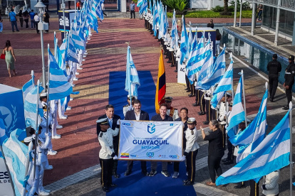 Aquiles Álvarez posa junto con el reconocimiento a a ciudad de Guayaquil.
