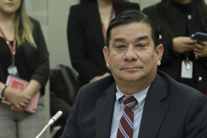 El asambleísta de ADN, Luis Alvarado Campi, evadió a un periodista y evitó hablar sobre la compra de Radio Centro y La Posta.