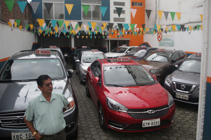 Un patio de venta de carros de segunda mano que no ha vendido las unidades por el cierre de la ANT.