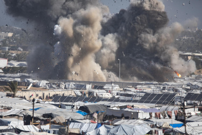 El humo se eleva tras un ataque aéreo israelí dirigido al campamento de Ghaith, que alberga a personas desplazadas, en el sur de la Franja de Gaza.