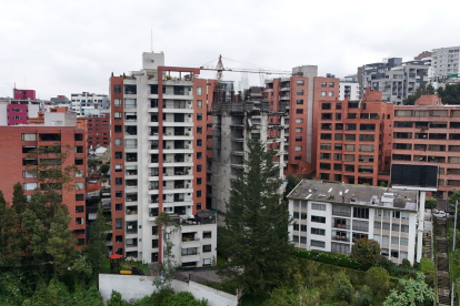 El edificio se ubica en Bellavista, en el norte de Quito. En 2017 se iniciaron las observaciones.