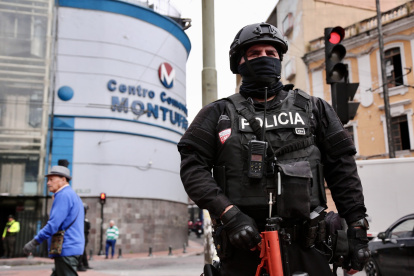 Tanquetas y uniformados se encuentran en los exteriores del Centro Comercial Montúfar buscan controlar el lugar.