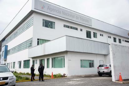Quito. Policías resguardan las instalaciones de la ANT, mientras los trámites ciudadanos están paralizados.