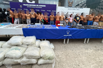 La Policía Nacional exhibe a los sospechosos y la droga incautada durante el operativo.