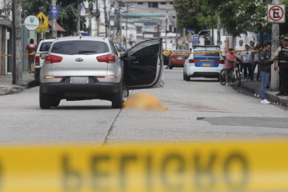 Vehículo donde fueron asesinados dos hombres en Guayaquil.