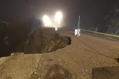 La vía Cuenca- Girón- Pasaje está cerrada por un socavón en el kilómetro 49.