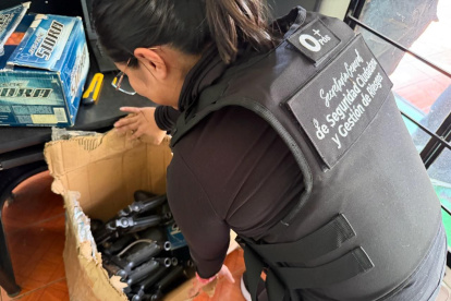 Autoridades incautaron armas, municiones y documentos falsificados durante el operativo en Quito.