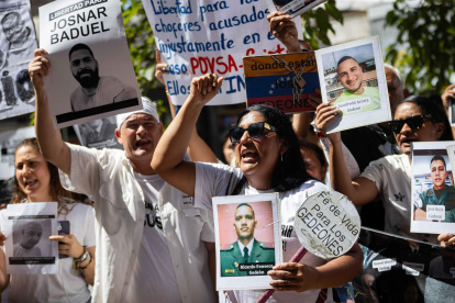 Familiares de presos políticos participan en una protesta frente al Palacio de Justicia este jueves, en Caracas (Venezuela).