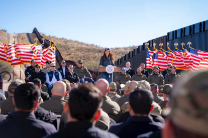 Kristi Noem, hablando durante su visita a la frontera este miércoles, en Arizona (Estados Unidos). Noem visitó la frontera sur del país para promover los "logros" de su agencia, en medio de una ola de críticas y protestas en contra de las políticas anti-migrante del Gobierno de Donald Trump. EFE/ @sec_noem SOLO USO EDITORIAL/ NO VENTAS/ SOLO DISPONIBLE PARA ILUSTRAR LA NOTICIA QUE ACOMPAÑA (CRÉDITO OBLIGATORIO)