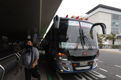 Nueva ruta de buses conecta el Aeropuerto de Quito con el Metro y mejora la movilidad en parroquias del valle
