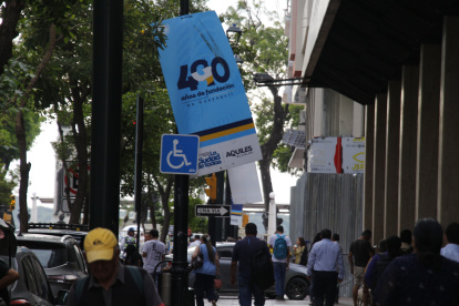 Los carteles fueron colocados por el Municipio, en 2025, para celebrar los 490 años del proceso fundacional de Guayaquil.