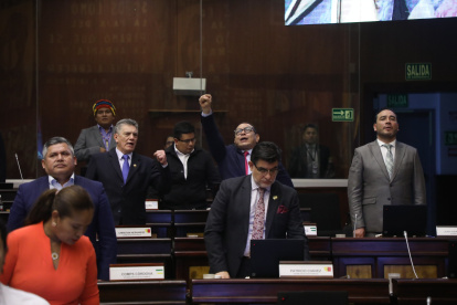 Durante la intervención del asambleísta Christopher Jaramillo, al pedir el cambio del orden del día, la bancada de la RC rechazó que se busque sancionar el accionar de Roberto Cuero contra miembros de las FF. AA.
