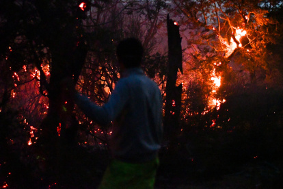 Una persona observa un incendio este 27 de enero de 2026, en Cholila, en la provincia de Chubut (Argentina).