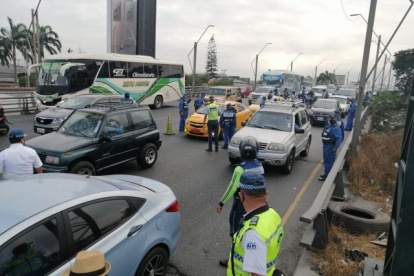 Agentes en un control de tránsito en Guayaquil.