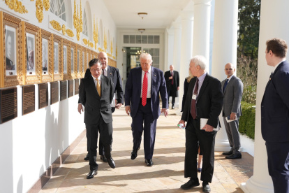 Gustavo Petro y Donald Trump recorriendo el pasillo de los presidentes estadounidenses en la Casa Blanca