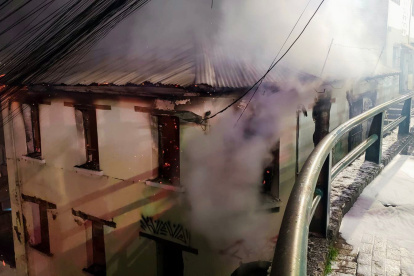 Incendio en el Centro Histórico de Quito obligó al cierre temporal de la calle Valparaíso