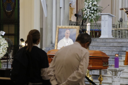 Fieles católicos llegaron a la Catedral Metropolitana de Guayaquil para decir adiós al pastor de los guayaquileños, el arzobispo emérito Antonio Arregui