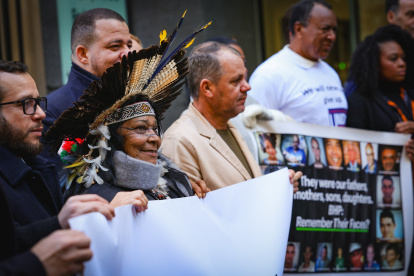Denunciantes. Marilda Lyrio de Oliviera una de las líderes indígenas de la aldea Boa Esperança en Aracruz, posa junto a otros demandantes en el caso del desastre de la presa de Mariana.