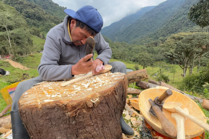 Artesano. Héctor Pallo talla con paciencia los trozos de madera.

AG-EXTERNOS