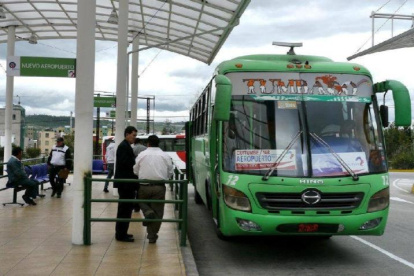 Algunas de las unidades que ofrecen el servicio de transporte entre Quito y el aeropuerto salen desde la estación de la av. Río Coca y ahora conectan con el Metro.