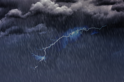 Referencial.Un rayo ilumina la intensidad de la tormenta nocturna, reflejando la fuerza de los fenómenos que se esperan en la Costa, Sierra y Amazonía