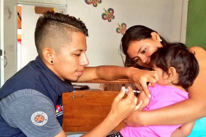 Niños y niñas reciben vacunas del esquema regular en establecimientos del Ministerio de Salud Pública.