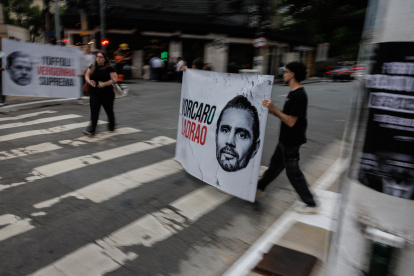 Personas sostienen un cartel durante una manifestación frente a la sede del Banco Master este jueves, en Sao Paulo (Brasil).