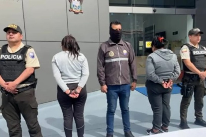 Dos mujeres fueron detenidas durante un operativo policial en el sur de Quito por presunta comercialización de billetes falsos.