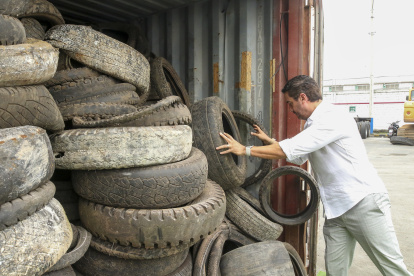 Llantas. Un total de 2.000 neumáticos desechados llegaron a Guayaquil.