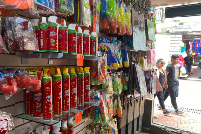Espuma de carnaval, pistolas de agua y chisguetes se venden en locales del Centro Histórico, para el juego de temporada.