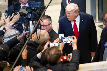 El expresidente borra un polémico video sobre los Obama en medio de la creciente indignación pública.