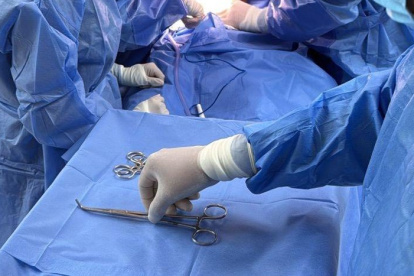 El gerente del Hospital Teodoro Maldonado, Daniel Rodríguez, será enjuiciado por un presunto peculado, debido a supuestas irregularidades en la compra de trajes de protección.