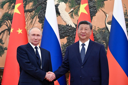 Imagen de archivo del presidente ruso, Vladimir Putin (izq.), y el presidente chino, Xi Jinping, antes de su reunión en Pekín, China, el 2 de septiembre de 2025.