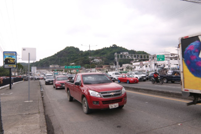 En este punto de la vía a Daule se cometió el sicariato. El hecho violento provocó también congestión vehicular.