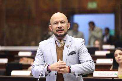 Castillo enfrenta sanción en la Asamblea Nacional, que lo aparta temporalmente de sus funciones.