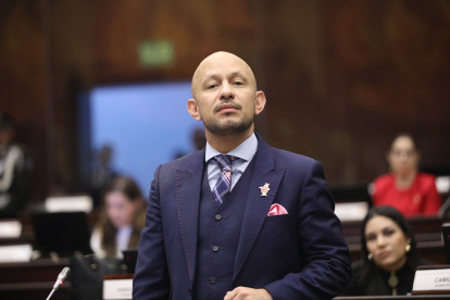 El 6 de febrero de 2026, el legislador oficialista, Andrés Castillo, fue suspendido de la Asamblea Nacional, ya que descalificó a Comps Córdova, asambleísta de la Revolución Ciudadana, en la sesión No. 057.