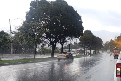 Referencial. Conductores avanzan con precaución por la calzada mojada tras la tormenta eléctrica en Quito.